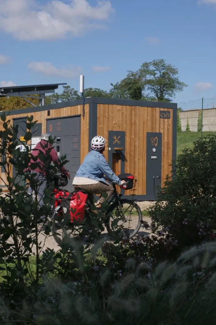 Aire Cyclo Service installée le long d’un itinéraire, station de services vélo avec abri, consignes et sanitaires.